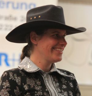 Erika Zengerink Erika in wedstrijdbloes en met westernhoed